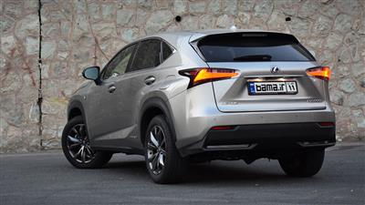 نمای عقب لکسوس NX هیبریدی با طراحی جذاب چراغ‌ها